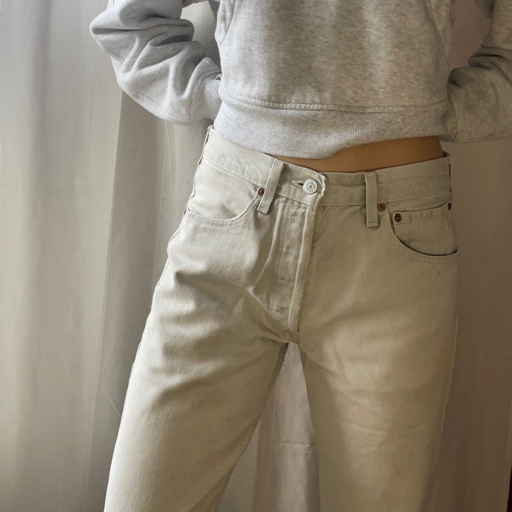 Vintage Levi Jeans. Size 27, Wide leg. Urban renewal. Cream color. Raw hem.
